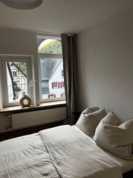Mosel-Charm - Urige Dachgeschosswohnung - 3 Schlafzimmer Fuer 6 Personen - Liebevoll Renoviert & Gemuetlich Ürzig Kültér fotó